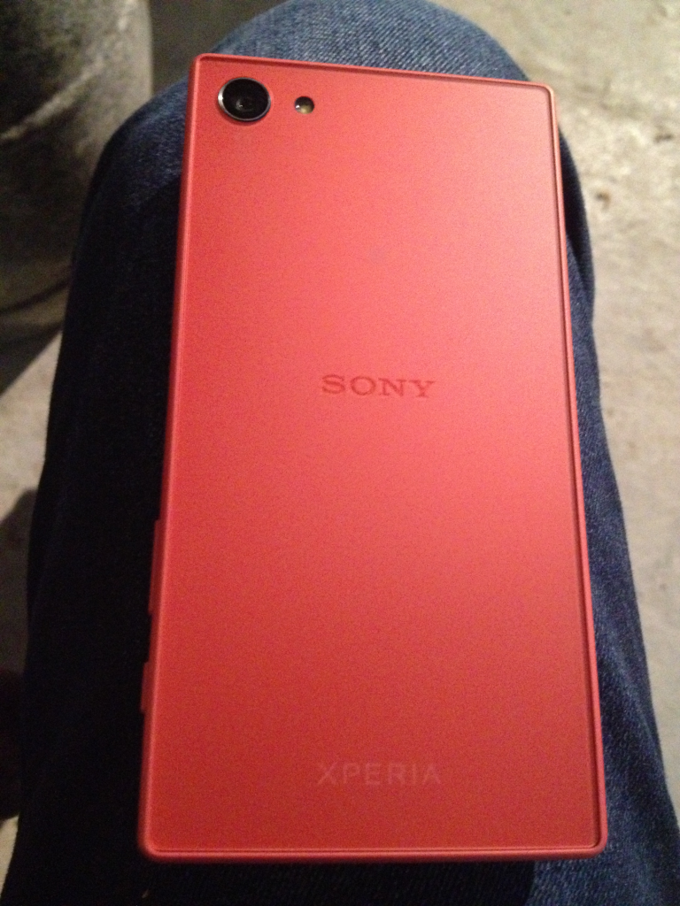 红色Sony Xperia Z5 Compact