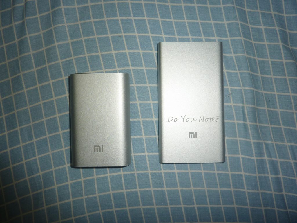 小米充电宝(左:10000 右:5000)