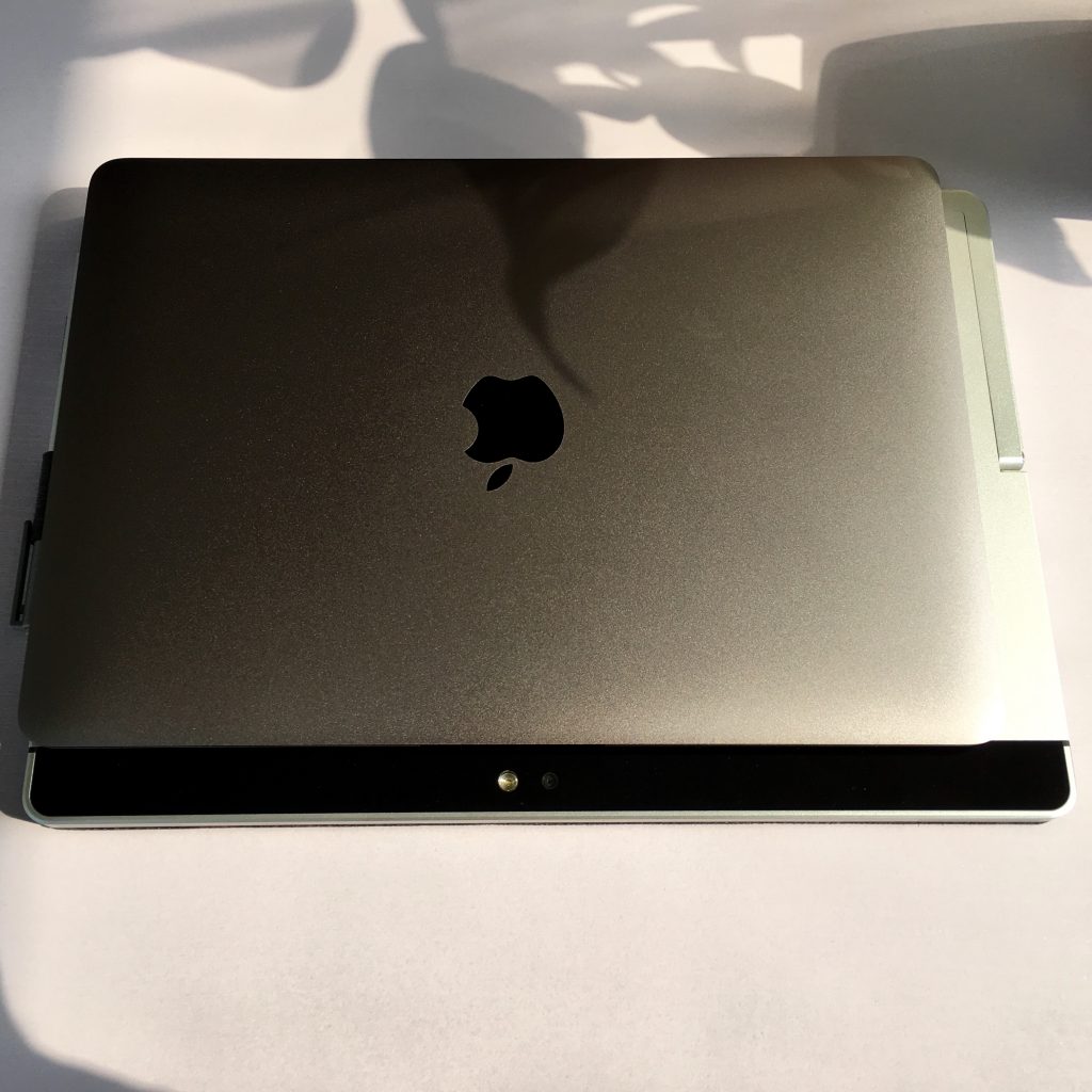 MacBook 12与HP Elite x2 1012 G1尺寸对比