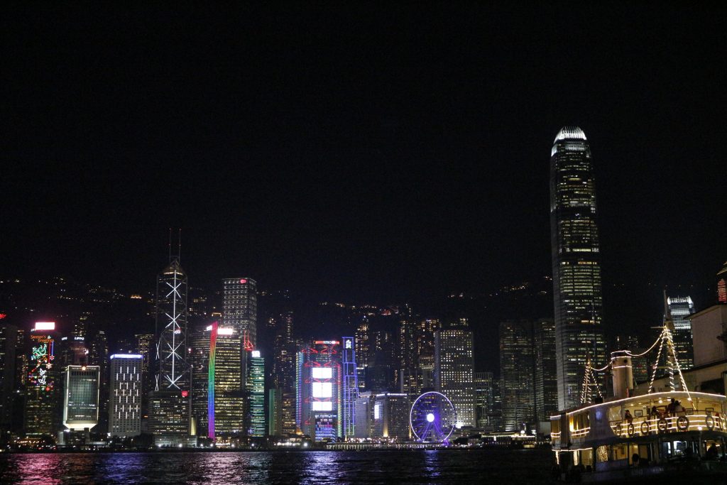 从维多利亚湾眺望对面的香港岛