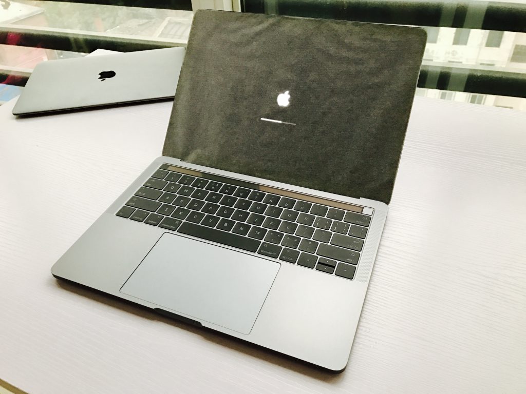 掀开屏幕自动开机的MacBook Pro 13