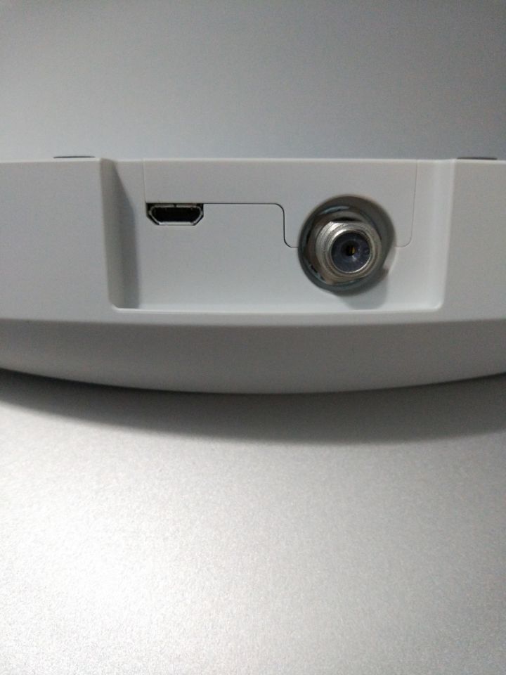底座背后的插头,一边是Micro USB另一边就是电视天线插口了