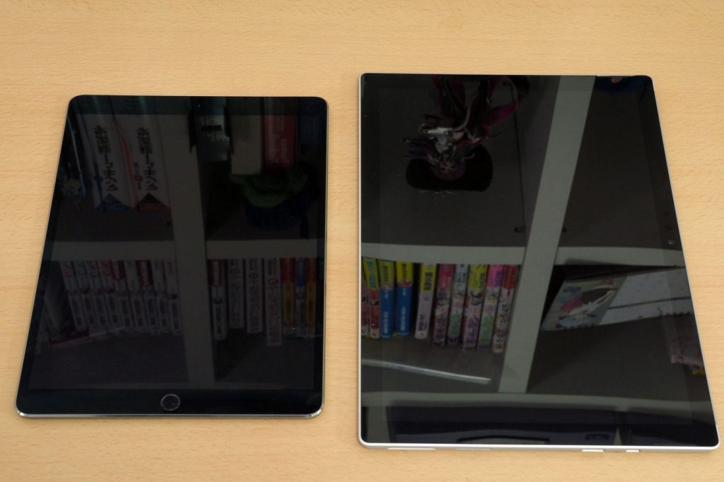 左边iPad Pro，右边Surface Pro。什么也没看到哟？