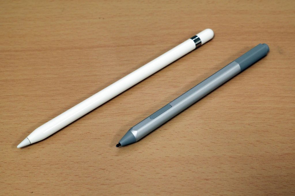 左边是Apple Pencil，右边是Surface Pen。同样的重量，更细长的Apple Pencil感觉更重