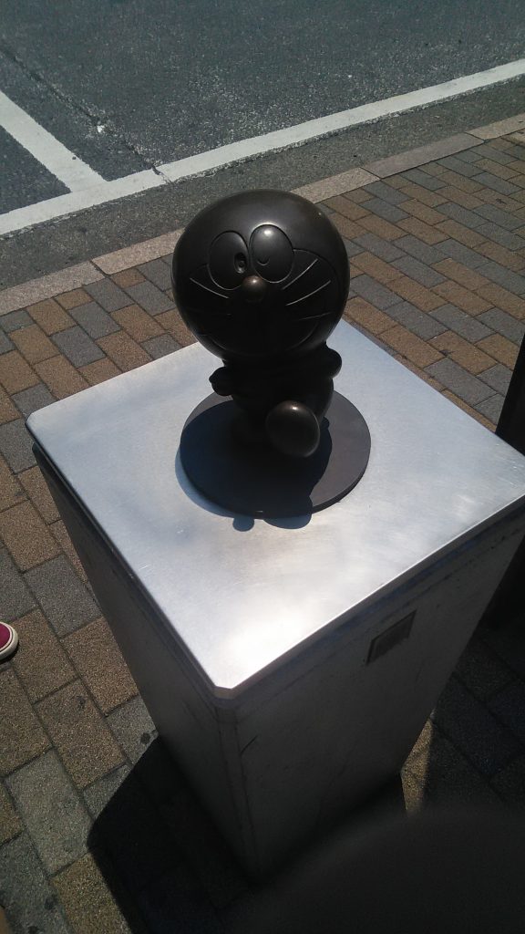 登户站前巴士站的哆啦A梦铜像