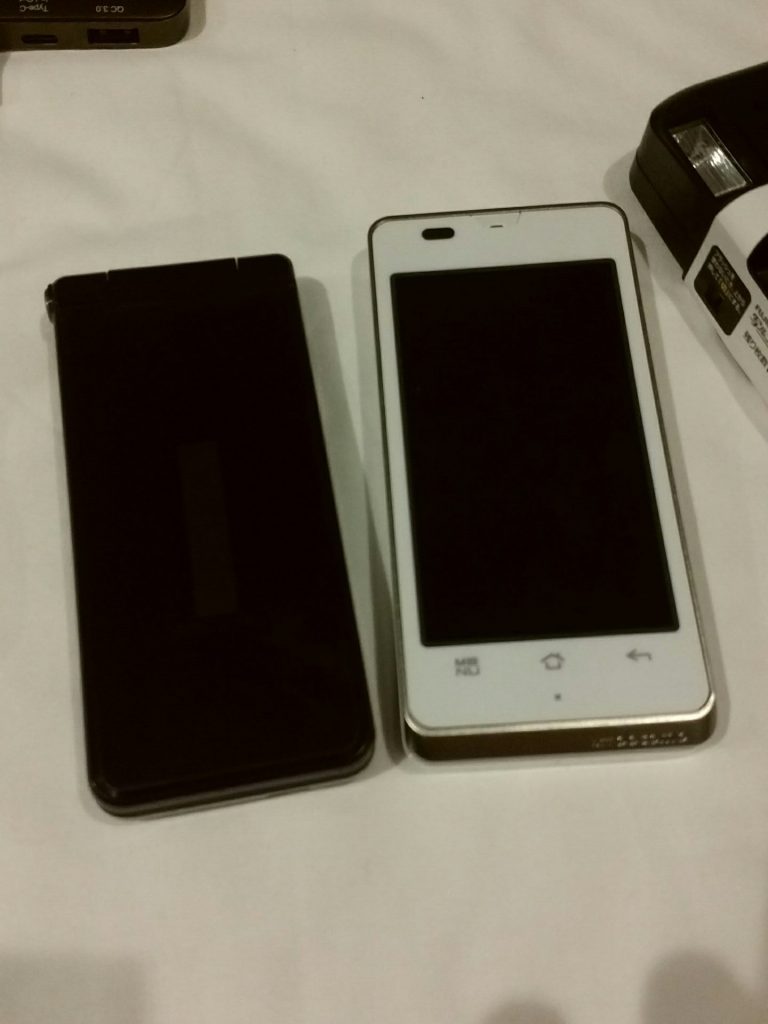 (图右)AQUOS Phone Slider SH-02D,一台夏普的安卓推盖机器.