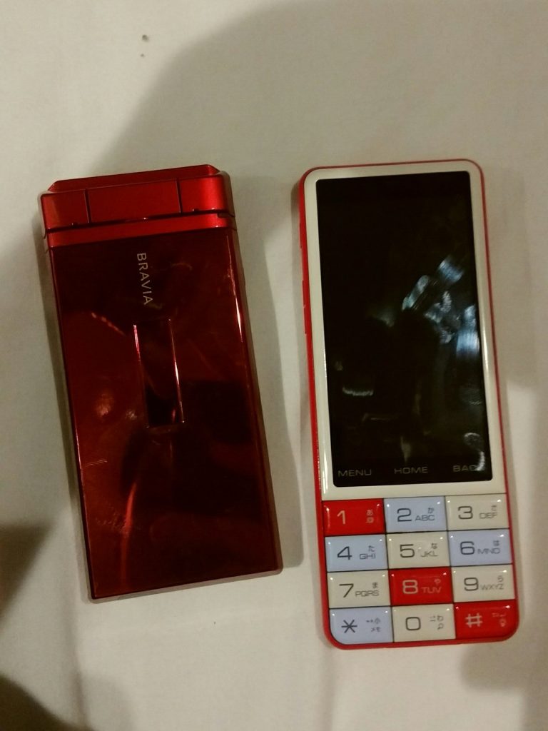 图左是一台红色的,看起来超级帅的索尼SO903iTV(docomo定制),图右则是一台带数字键的安卓直板,夏普Infobar C01(SHX12,au定制)