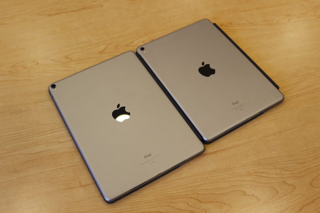 iPad Pro的10.5英寸版本（左）与9.7英寸版本（右）对比