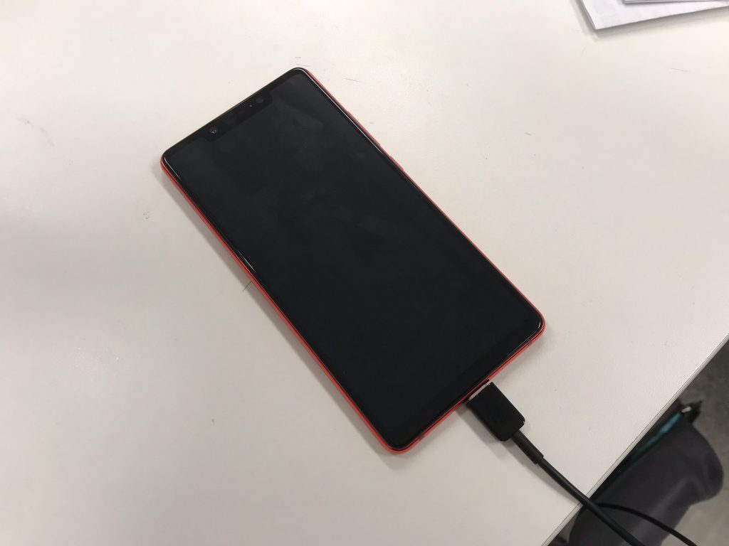 正面,因为AMOLED的属性,使得整体莫名的无法做成全黑,因此从侧面观看很容易就能看出其顶部的刘海以及下方的下巴.