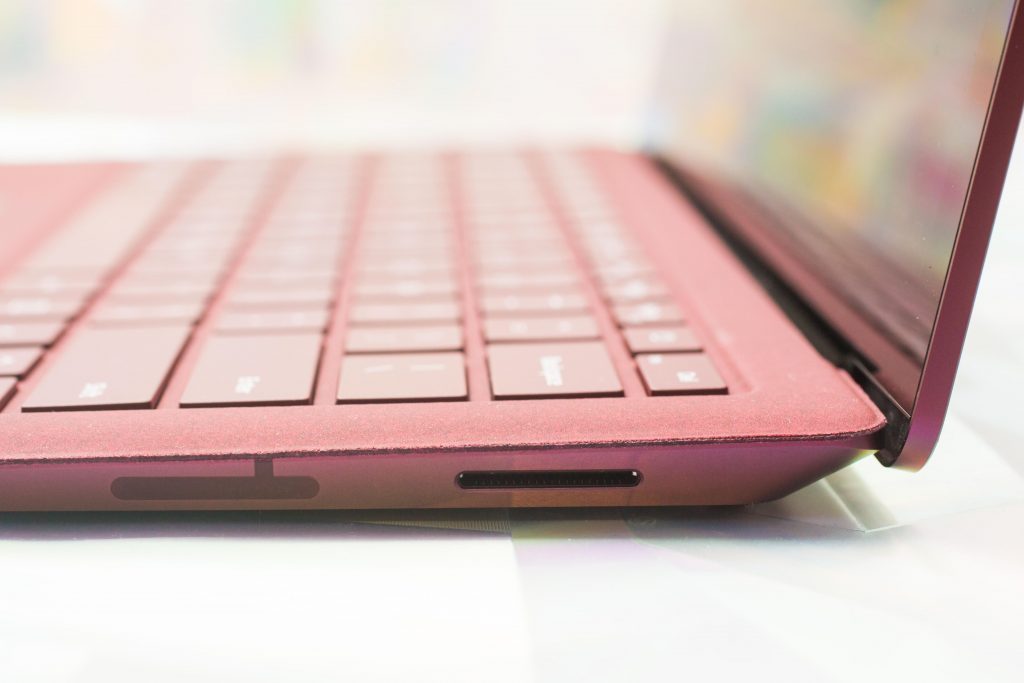 Surface Laptop 2的Surface Connect接口