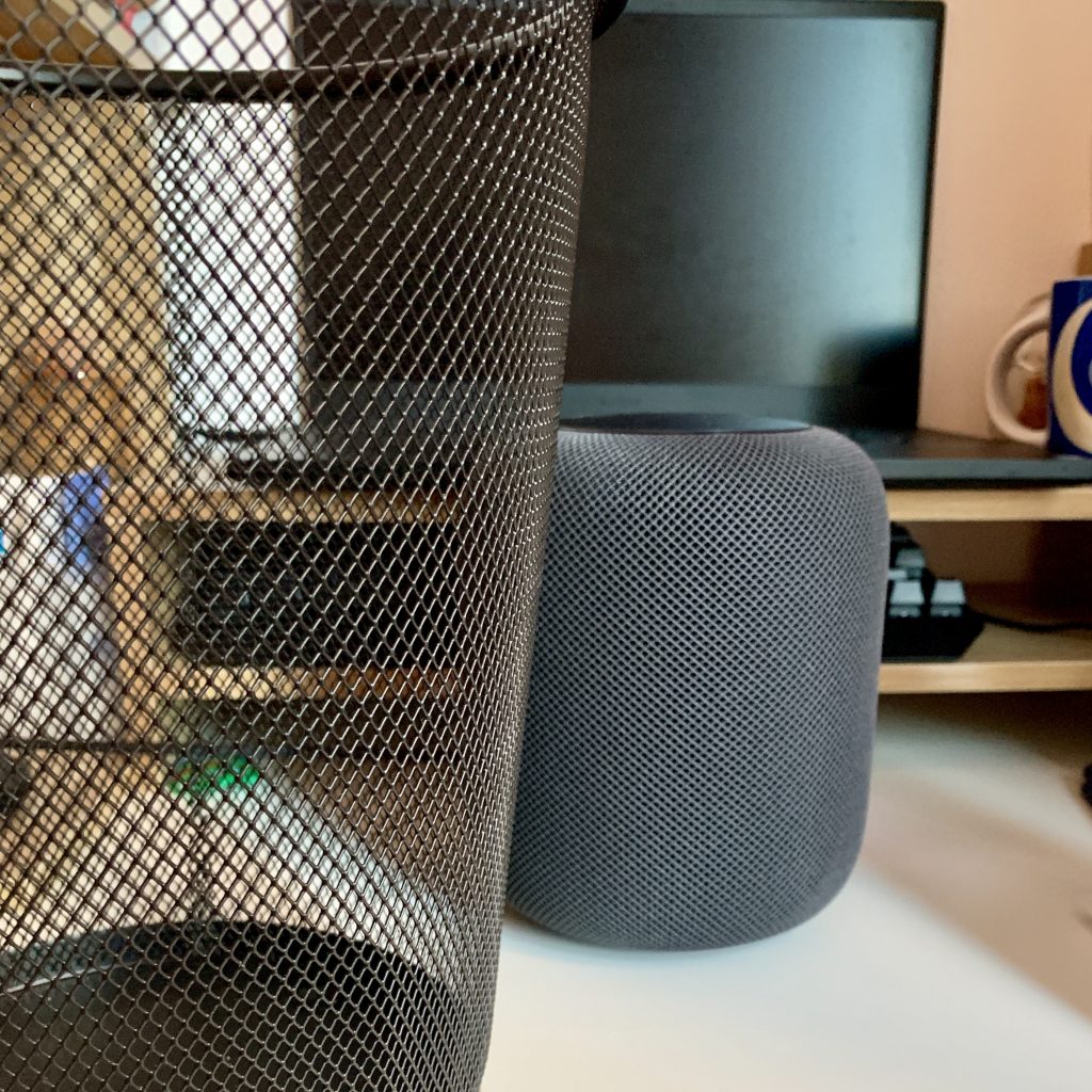 最后附上HomePod和我家垃圾桶的合影,一家亲~