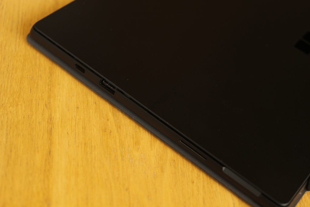Surface Pro 7右侧接口