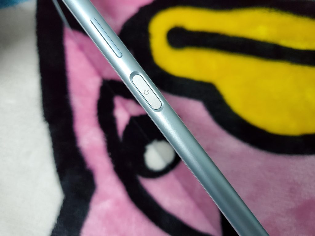 久违的电源指纹二合一按键!不知道今年的Xperia会不会复活呢