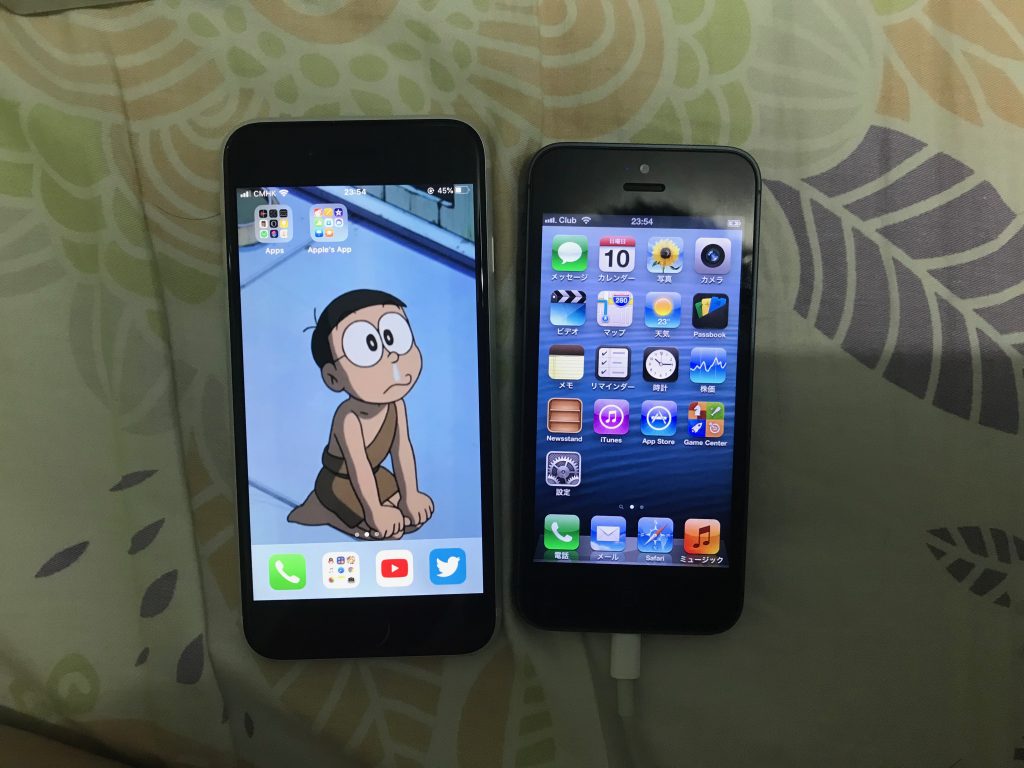 新SE（右边是前年一时兴起买的iPhone 5）