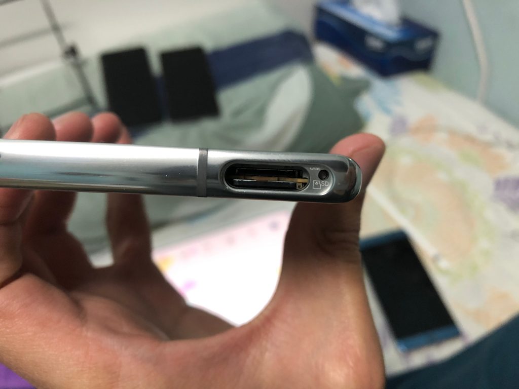 MicroSD卡槽在里面…明明上代NX还是一体式卡槽的怎么就变了呢?
