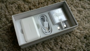 耳机（左）数据线（中）变压器（右）