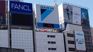 在新宿JR东出口外面呆着,看了看气温,顿时觉得不应该穿那件黄色风衣出来