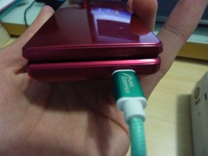 至於通常充电接口,就由以往日本传统手机常用的接口换成Micro USB.