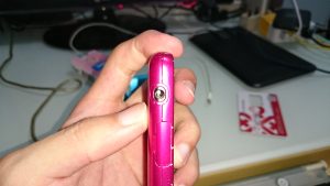 耳机孔和连盖(对,这货防水)USB都在侧面,算是罕见