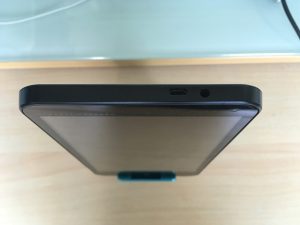 顶部,也如同大部分寨板般把Micro USB和3.5“ 耳机插孔放在一起.