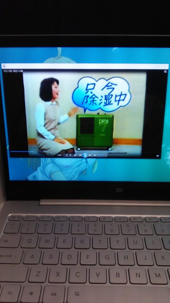 我默默拿起我的笔记本，开了在出发前下载的日本老广告…