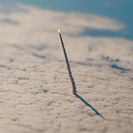 一张从国际空间站上拍摄到的照片，显示一艘宇宙飞船正在穿越浓密的大气层。