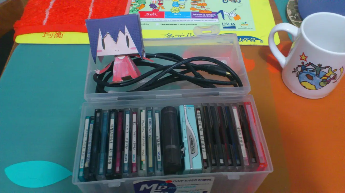 MT66以及一大堆的MD碟。上面的錄音線是我買的，那個船見結衣的紙折玩偶是我折的。