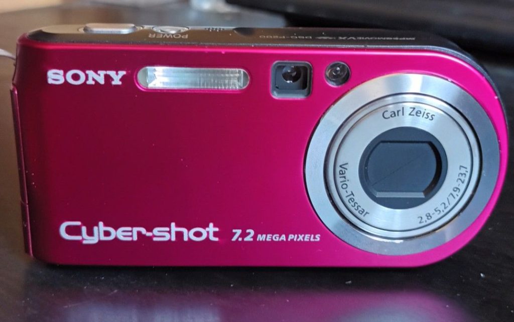 DSC-P200（我的不知道是賣了還是丟了，上圖為網圖）